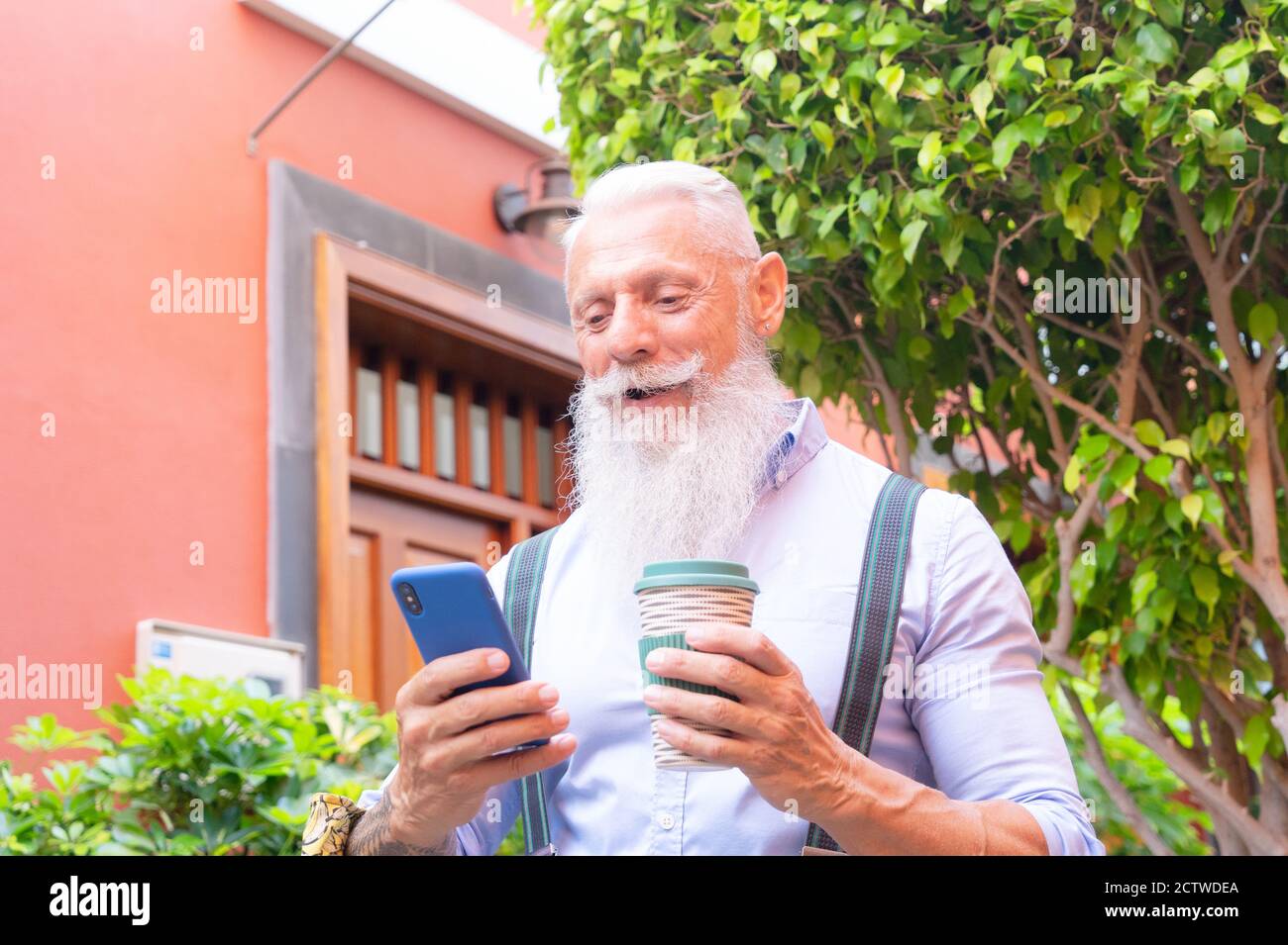 Älterer Mann mit einem Telefon Stockfoto