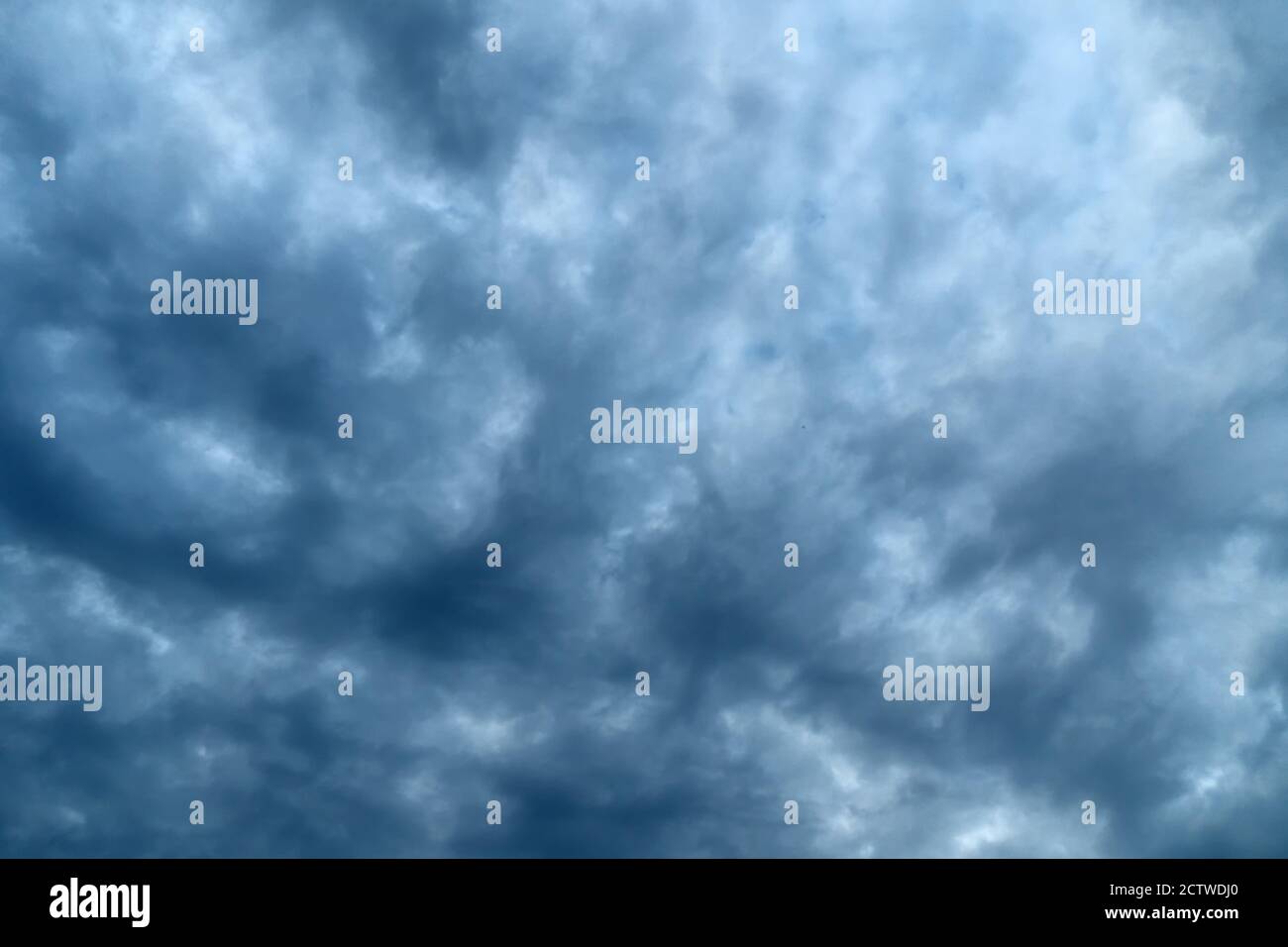 Stürmischer Himmel. Wolkenverdecktem Himmel mit bläulichen Wolken. Himmel Hintergrund Stockfoto