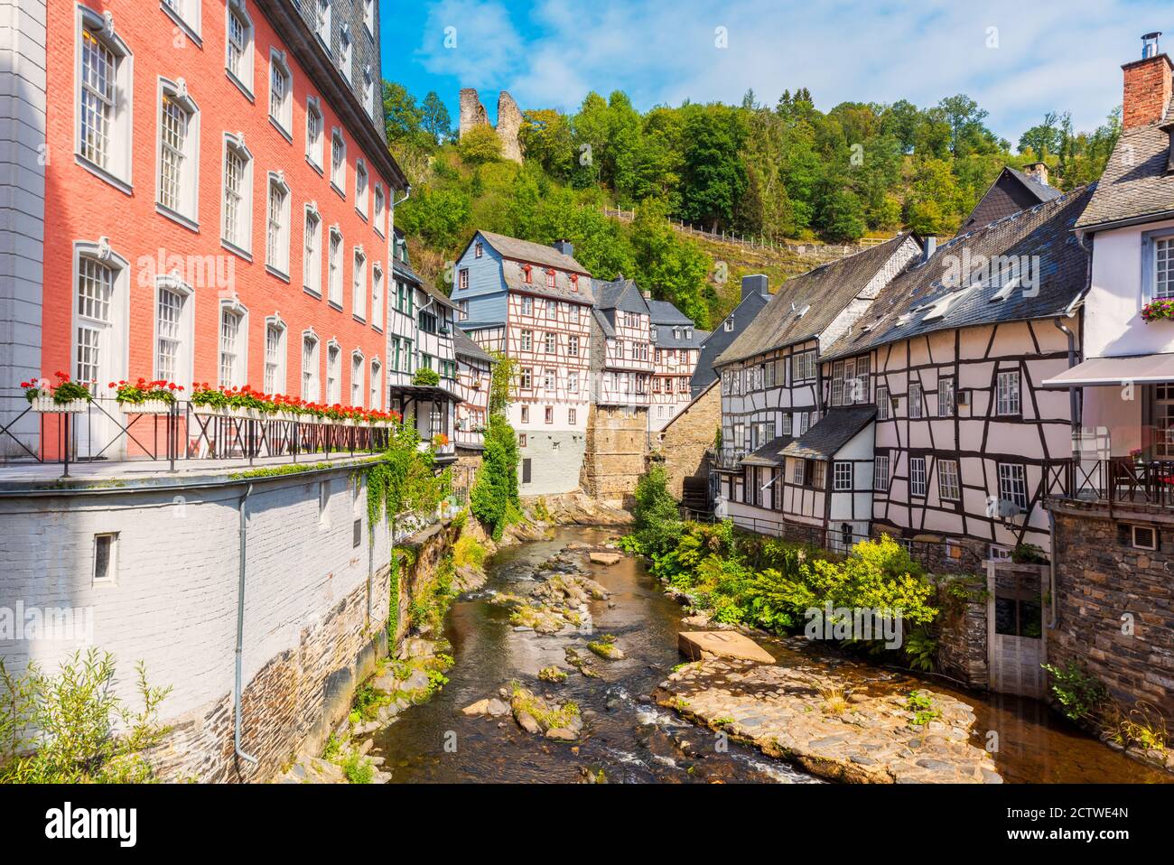 Fachwerkhäuser entlang der Ruhr in Monschau, einer Kleinstadt in der Eifel im Westen Deutschlands Stockfoto
