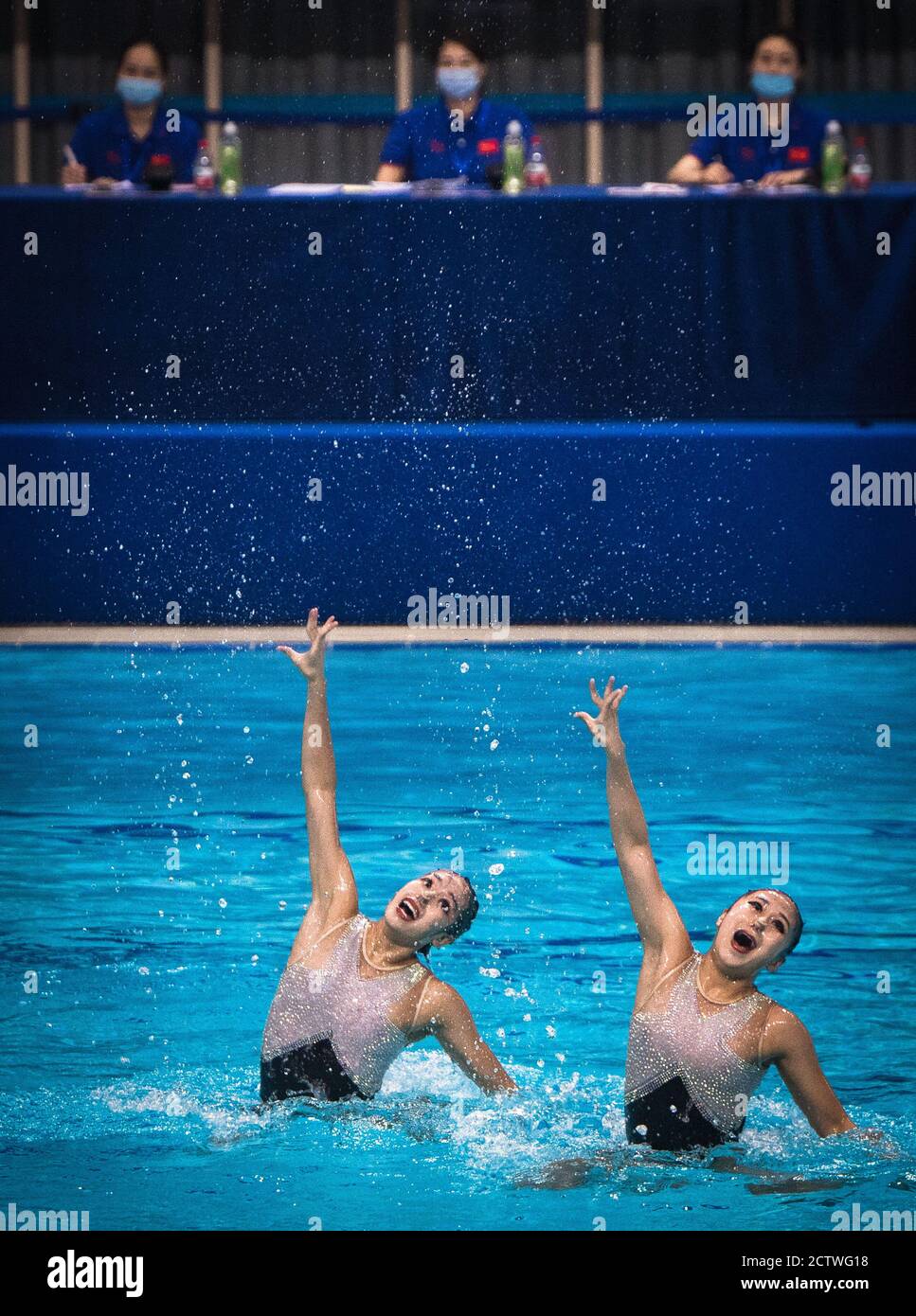 Wuhan, Chinas Provinz Hubei. September 2020. Team Jiangsu tritt während der Mannschaftsfreikombination Qualifikation bei den chinesischen nationalen künstlerischen Schwimmmeisterschaften 2020 in Wuhan, zentralchinesische Provinz Hubei, September 25, 2020 an. Quelle: Xiao Yijiu/Xinhua/Alamy Live News Stockfoto