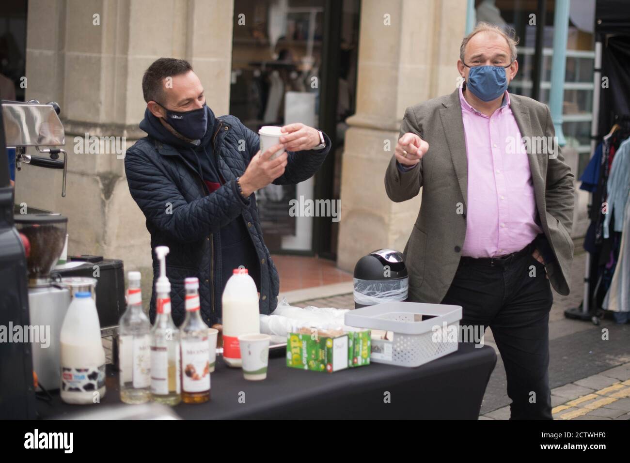 Der liberale Demokrat Sir Ed Davey trifft heute in St. Albans in Hertfordshire einen Kaffeehändler, wo er darüber diskutiert, wie Ladenbesitzer und Verkäufer mit den neuesten Covid19-Beschränkungen fertig werden. Stockfoto