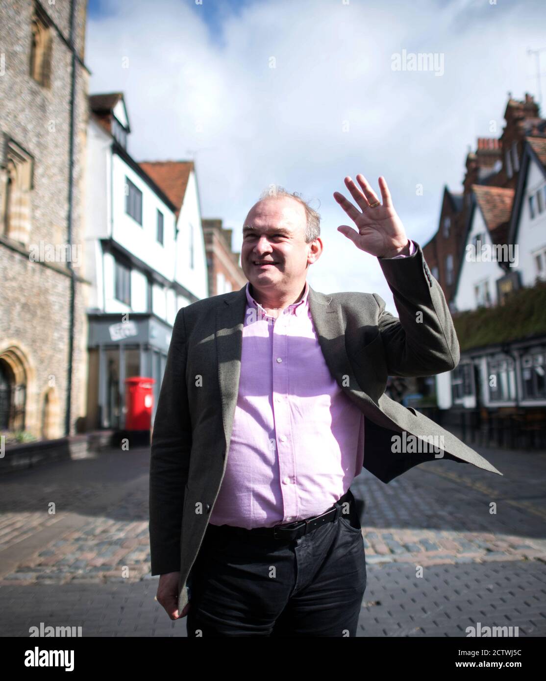 Der Führer der Liberaldemokraten Sir Ed Davey im Stadtzentrum von St. Albans in Hertfordshire traf Ladenbesitzer und Verkäufer und diskutierte, wie sie mit den neuesten Covid19-Beschränkungen fertig werden. Stockfoto