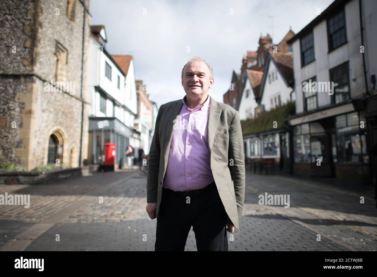 Der Führer der Liberaldemokraten Sir Ed Davey im Stadtzentrum von St. Albans in Hertfordshire traf Ladenbesitzer und Verkäufer und diskutierte, wie sie mit den neuesten Covid19-Beschränkungen fertig werden. Stockfoto