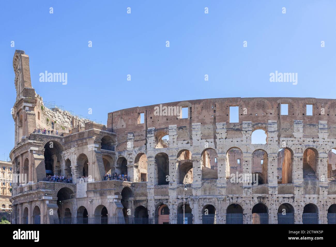 ROM, ITALIEN - 2014. AUGUST 18.das majestätische Kolosseum Amphitheater ist Roms berühmteste Denkmal mit klarem blauen Himmel. Stockfoto