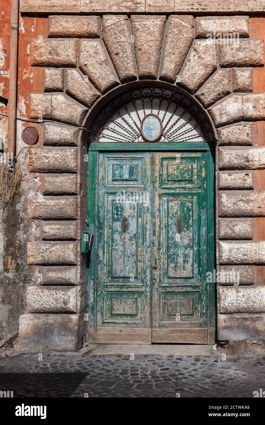 ROM, ITALIEN - 2014. AUGUST 19. Alte grüne Holzdiele mit ruinierten Gemälden. Stockfoto