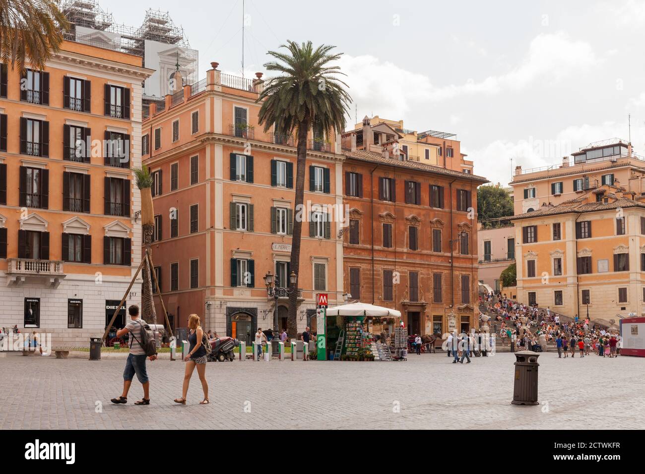 ROM, ITALIEN - 2014. AUGUST 21. Viele Menschen sind auf der Spanischen Treppe in der Nähe der Kirche Santissima Trinità dei Monti und Obelisk Sallustiano. Stockfoto