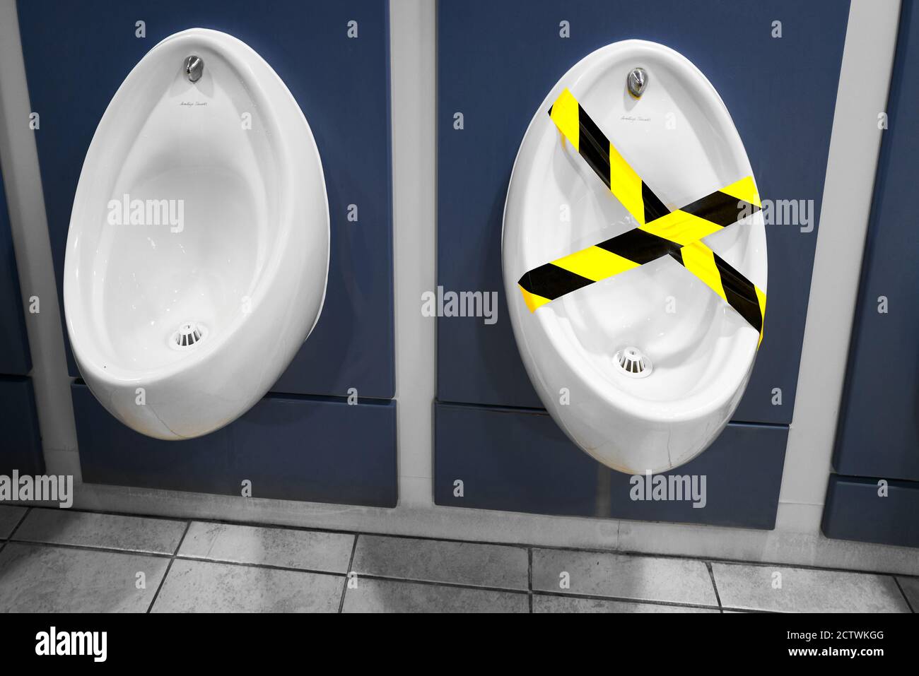 Urinal geschlossen in den Toiletten in Lincoln Cathedral, England, wegen der Coronavirus-Epidemie, September 2020 Stockfoto