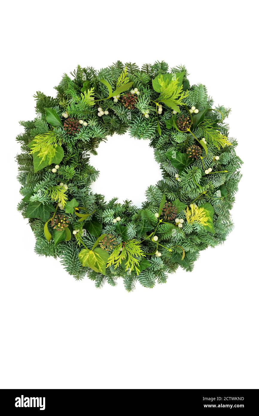 Natürliche Sonnenwende & Weihnachten Winter Grün Kranz mit Fichte Tanne, Zeder Zypressen Blätter, Efeu & Mistel auf weißem Hintergrund. Traditionelles Symbol. Stockfoto