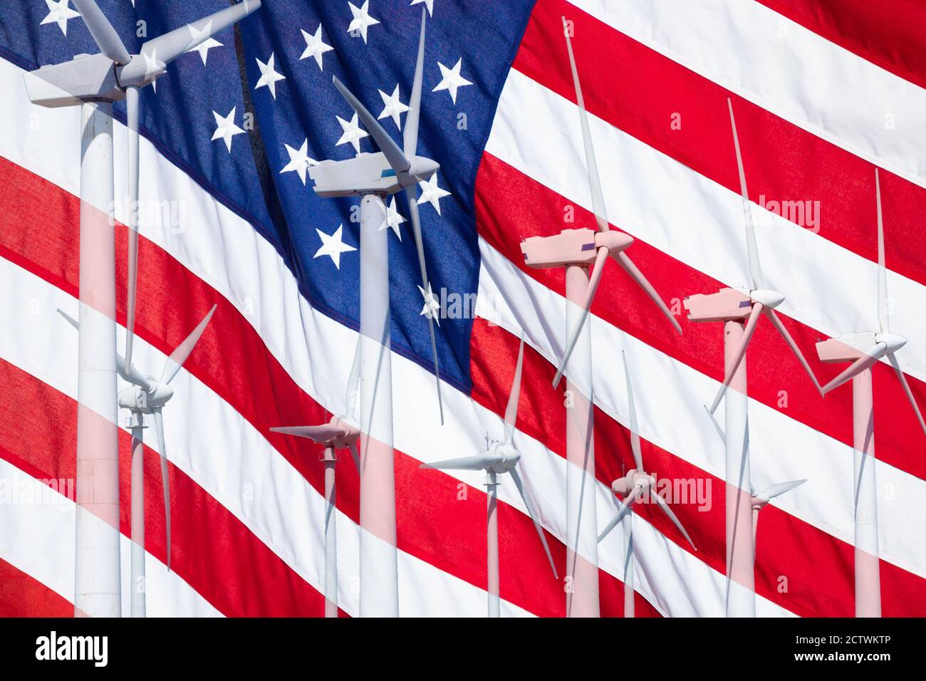 Windenergieanlagen mit US-Flagge überlagert. Saubere, erneuerbare Energien, globale Erwärmung, CO2-Bilanz, fossile Brennstoffe..., Konzept. Stockfoto