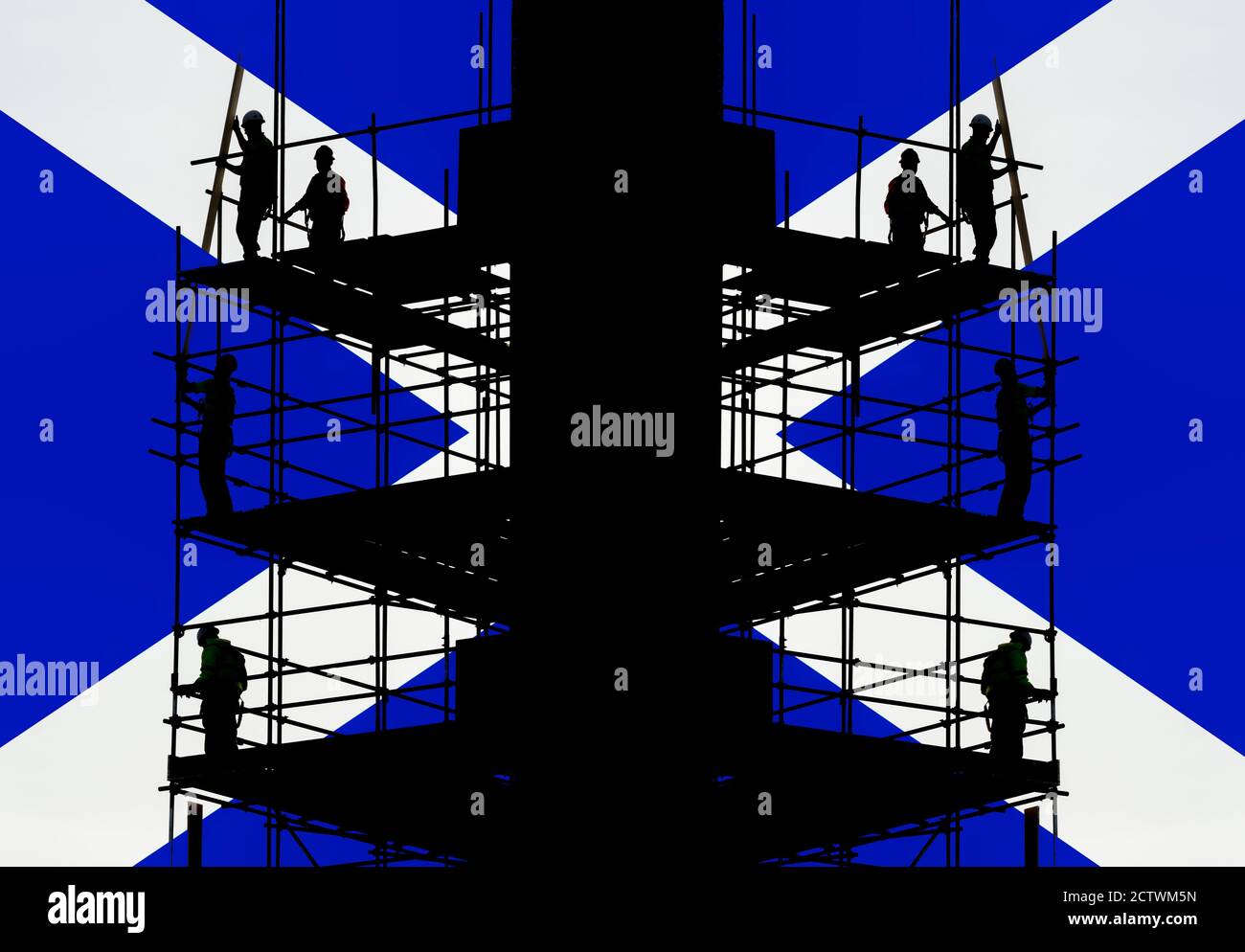Gebäude, Baustelle mit Flagge von Schottland im Hintergrund. Schottische Wirtschaft, britische Bauindustrie, Unabhängigkeit..., Konzept. Stockfoto
