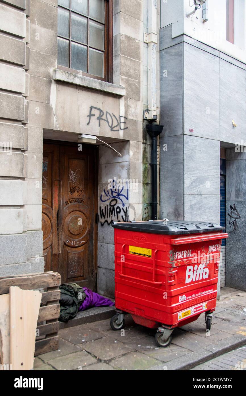 Sheffield, Großbritannien – 30 Nov 2018 : Zeichen der Obdachlosigkeit -verlassene Schlafsack an der Austrittstür und Mülleimer am NSPCC, 35 George St Stockfoto