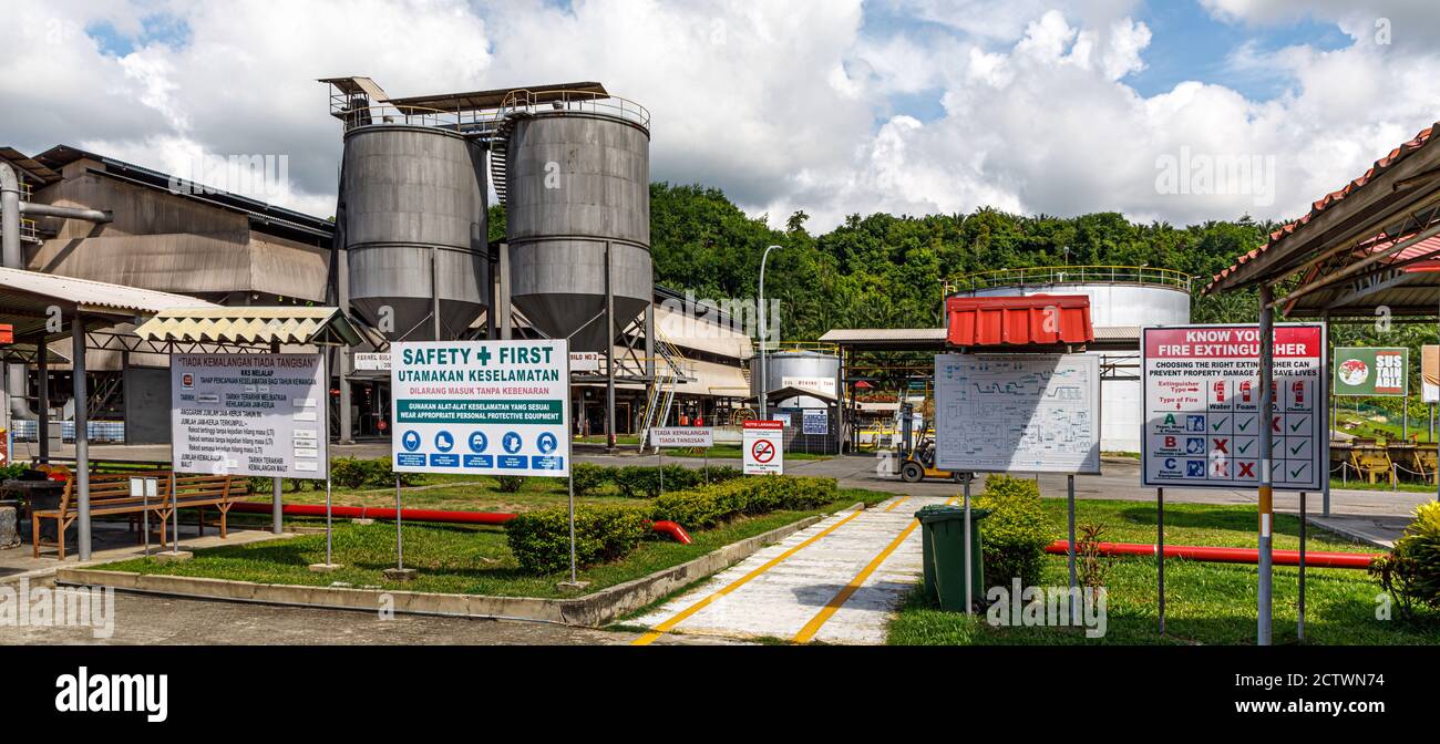 Tenom, Sabah, Malaysia: Zweisprachige 'Safety First'-Schilder am Haupttor des Kilang Kelapa Sawit Melalap (KKS Melalap), einer Palmölmühle von Sime Darby Stockfoto