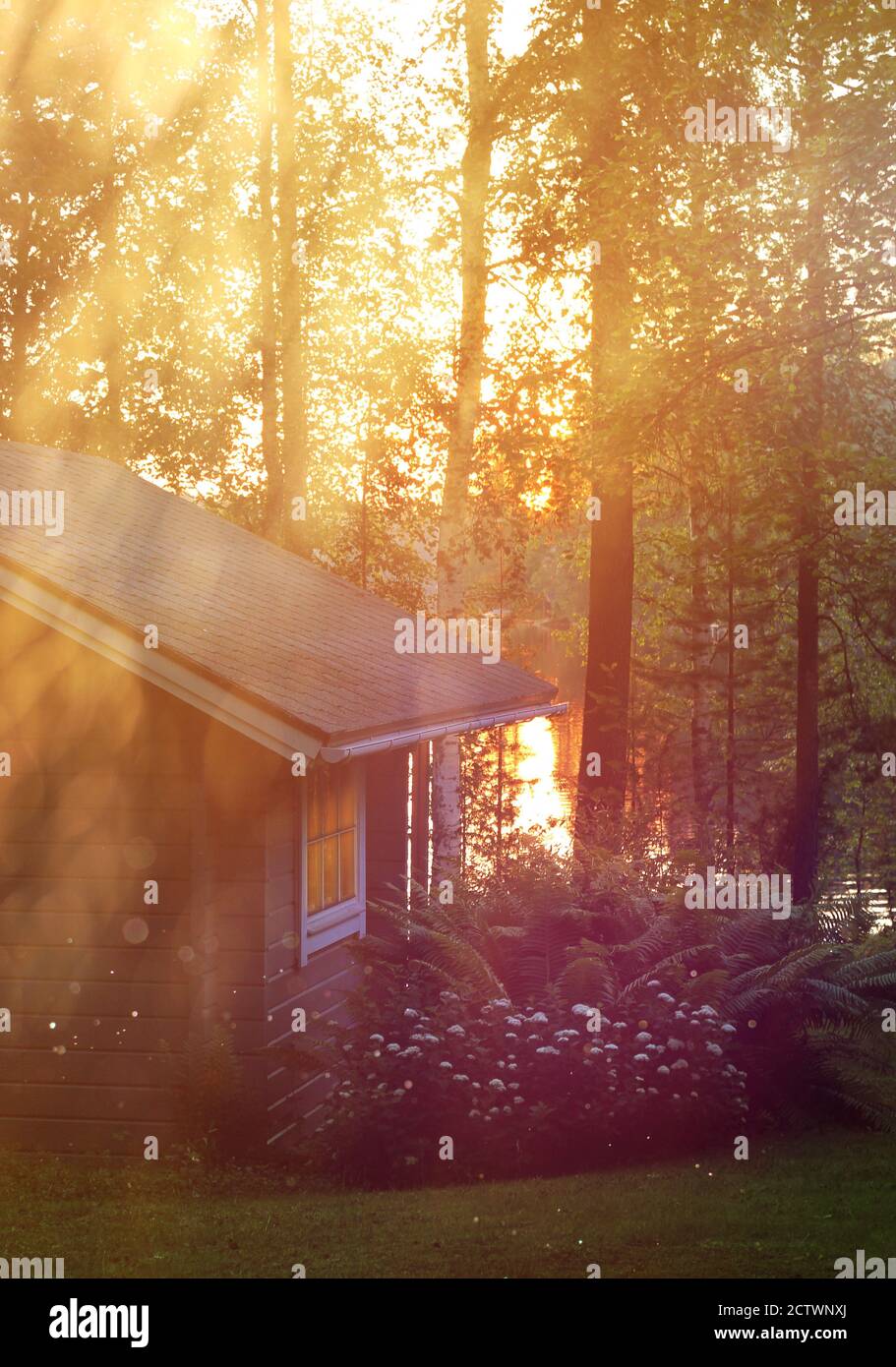 Finnische Sauna Hütte in hellen Mittsommernacht Seeufer Gefühl Stockfoto