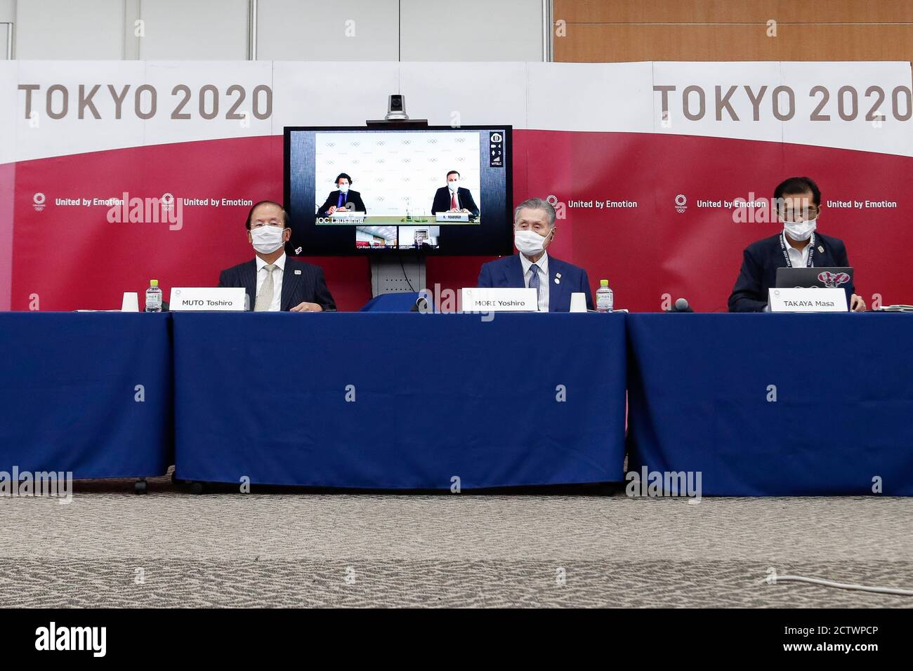 (200925) -- TOKIO, 25. September 2020 (Xinhua) -- Yoshiro Mori (C), Präsident des Organisationskomitees der Olympischen und Paralympischen Spiele in Tokio (Tokio 2020), Toshiro Muto (L), CEO von Tokio 2020, Christophe Dubi (auf der Leinwand, L), Direktor des Internationalen Olympischen Komitees (IOC) und weitere Mitglieder des IOC und Tokio 2020, Mit Gesichtsmasken an einer gemeinsamen Pressekonferenz zwischen dem Internationalen Olympischen Komitee (IOC) und Tokio 2020 im Anschluss an die 10. IOC Koordinierungskommission für die Spiele der XXXII Olympiade - Tokio 2020 in Tokio, Japan, 25. September 2020. (Rodrig Stockfoto