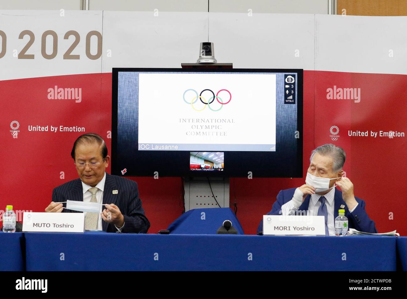 (200925) -- TOKIO, 25. September 2020 (Xinhua) -- Yoshiro Mori (R), Präsident des Organisationskomitees der Olympischen und Paralympischen Spiele in Tokio (Tokio 2020), Legt eine Gesichtsmaske an, bevor sie die gemeinsame Pressekonferenz zwischen dem Internationalen Olympischen Komitee (IOC) und Tokio 2020 nach der 10. IOC Koordinierungskommission für die Spiele der XXXII. Olympiade - Tokio 2020 in Tokio, Japan, 25. September 2020 verlässt. (Rodrigo Reyes Marin/POOL via Xinhua) Stockfoto