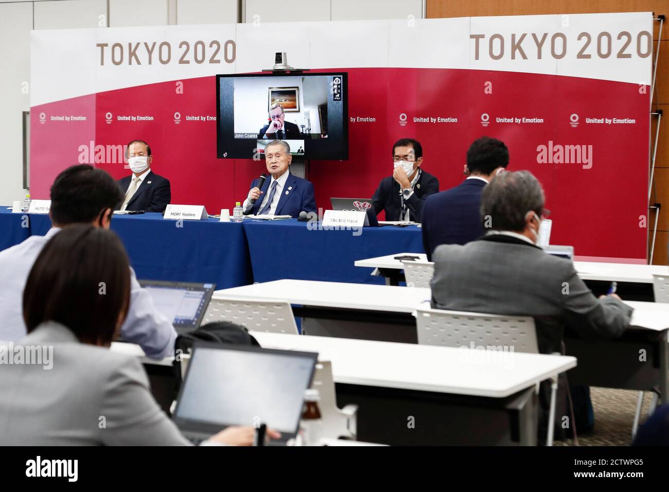 (200925) -- TOKIO, 25. September 2020 (Xinhua) -- Yoshiro Mori (C), Präsident des Organisationskomitees der Olympischen und Paralympischen Spiele in Tokio (Tokio 2020), Spricht während einer gemeinsamen Pressekonferenz zwischen dem Internationalen Olympischen Komitee (IOC) und Tokio 2020 im Anschluss an die 10. IOC Koordinierungskommission für die Spiele der XXXII Olympiade - Tokio 2020 in Tokio, Japan, 25. September 2020. (Rodrigo Reyes Marin/POOL via Xinhua) Stockfoto