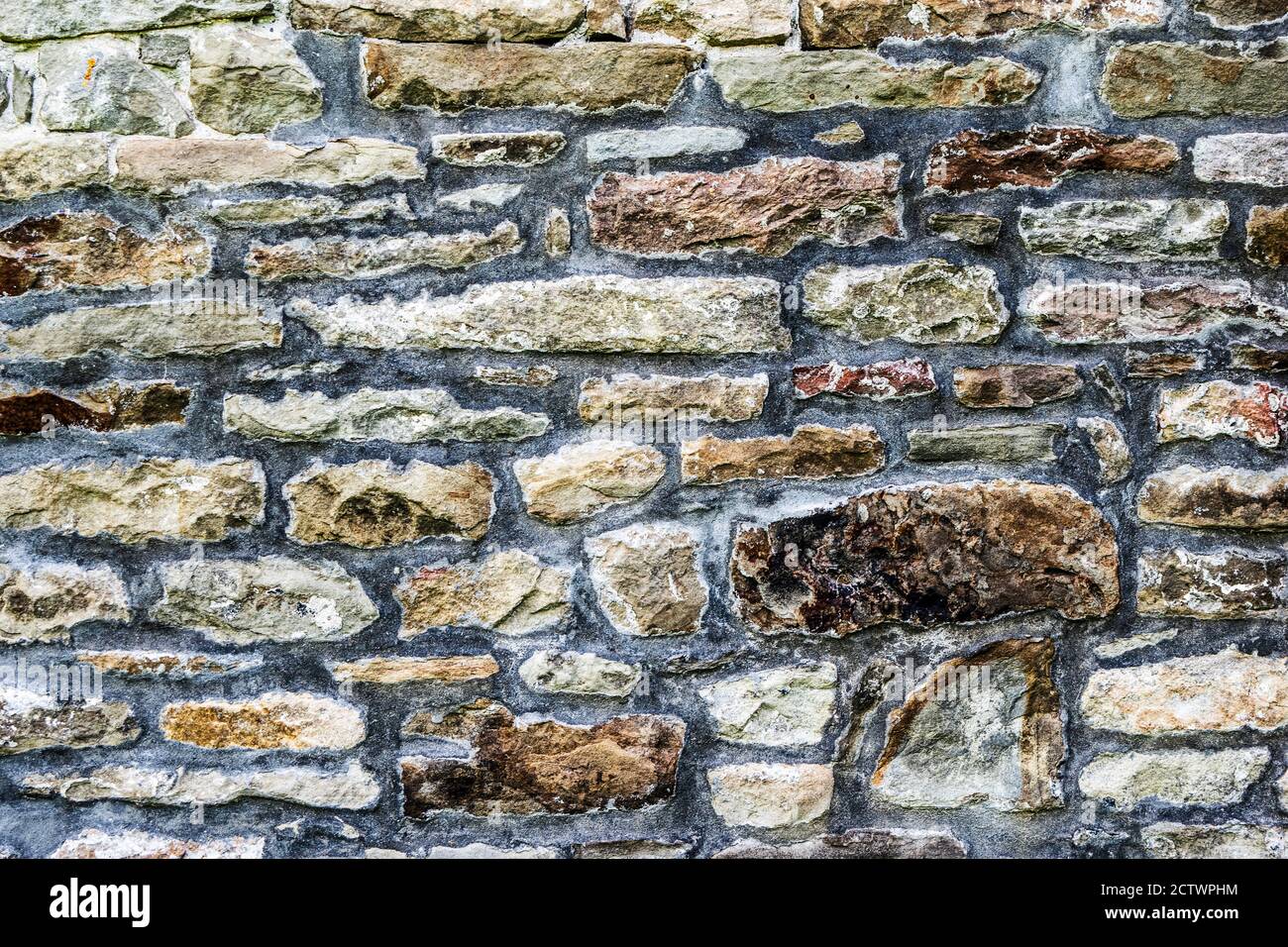 Struktur aus Mauerwerk, das Fragment einer Steinmauer eines antiken Tempels aus dem 10. Jahrhundert, Hintergrund, Hintergrund Stockfoto