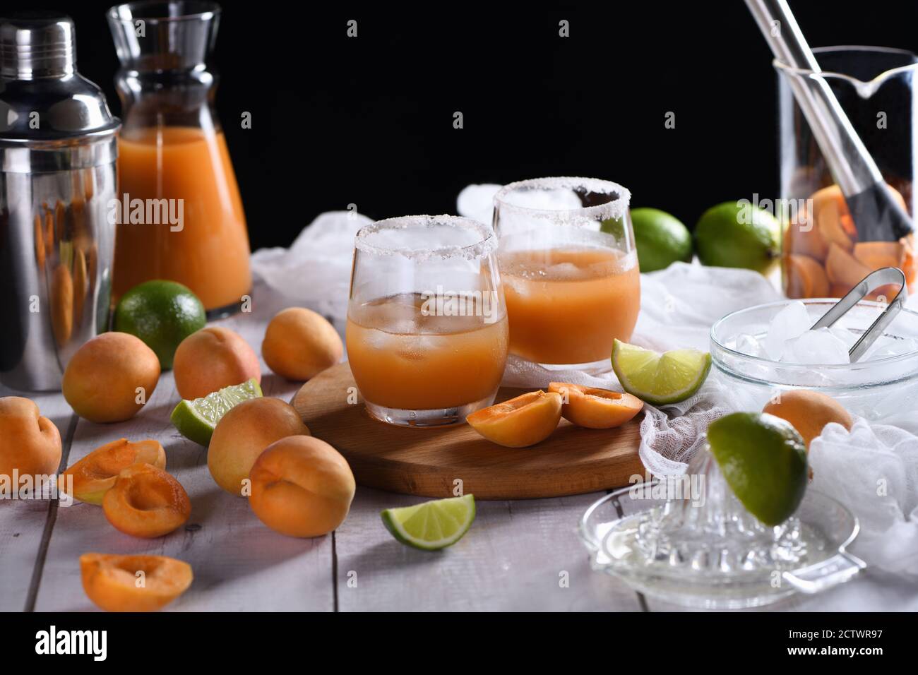 Aprikose Margarita - aus frisch aus Aprikosensaft, Limettensaft und Tequila hergestellt. Genießen Sie diesen leichten, erfrischenden Party-Cocktail im Sommer Stockfoto