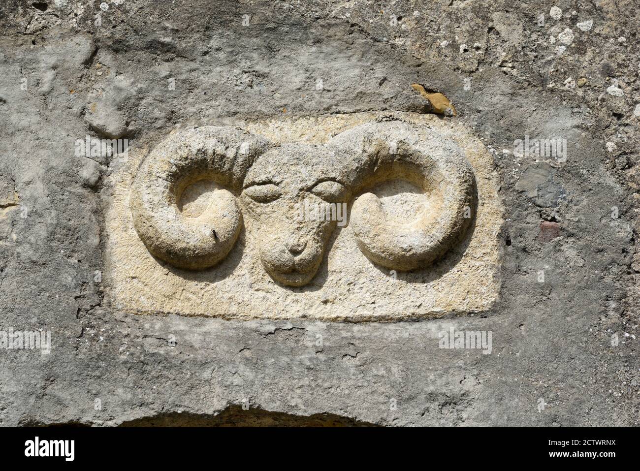 Steinskulptur von RAM's Head & Horns auf Kirche in Das alte Dorf Bras d'Asse Alpes-de-Haute-Provence Frankreich Stockfoto