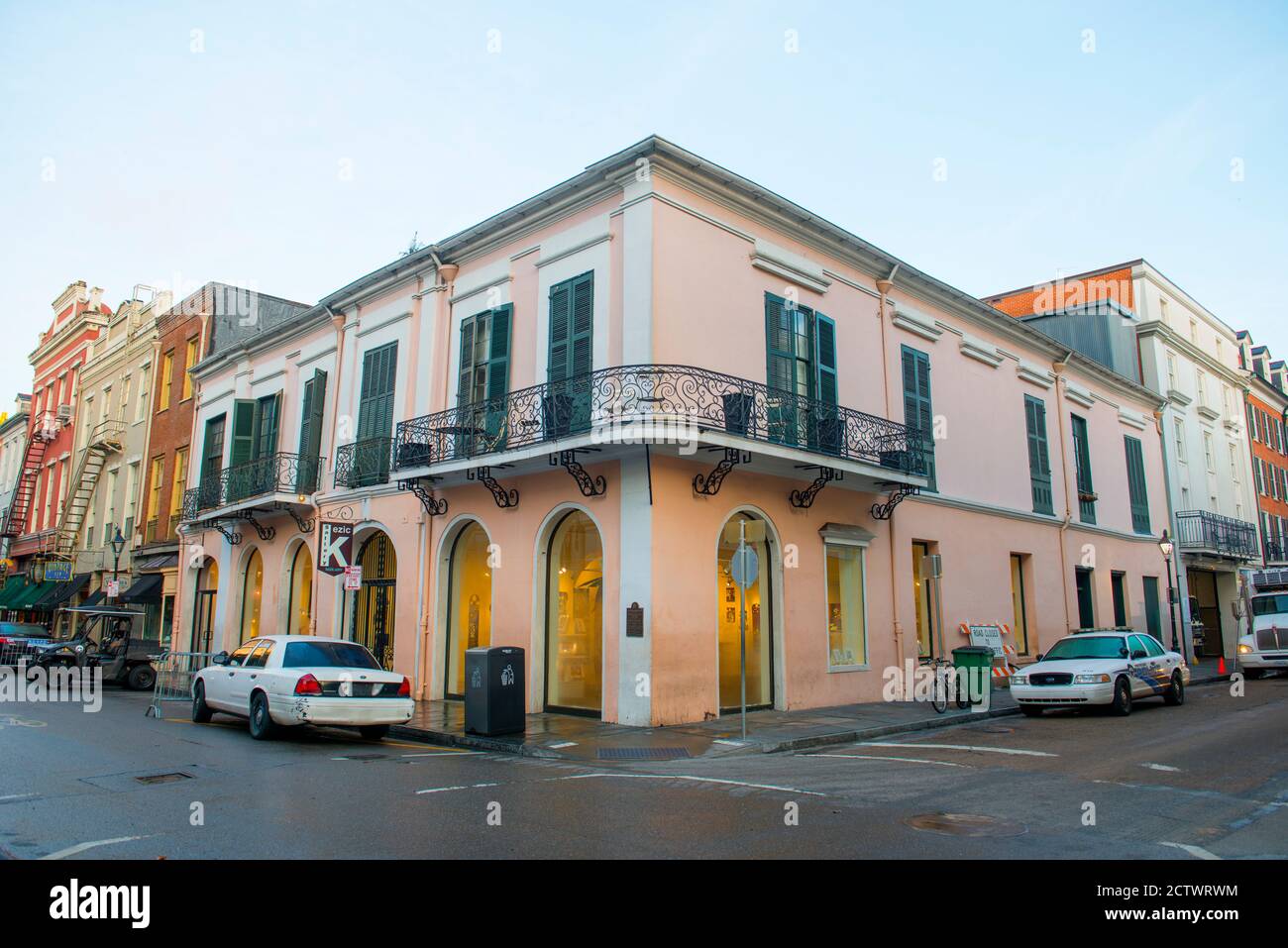 Historische Gebäude an der Ecke von Royal Street und Conti Street im French Quarter in New Orleans, Louisiana, USA. Stockfoto