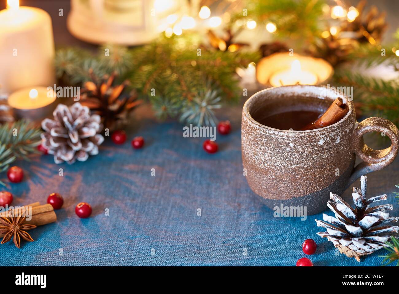 Tasse Heißgetränk auf weihnachten Hintergrund. Gemütlicher Abend, Becher  Glühwein Stockfotografie - Alamy