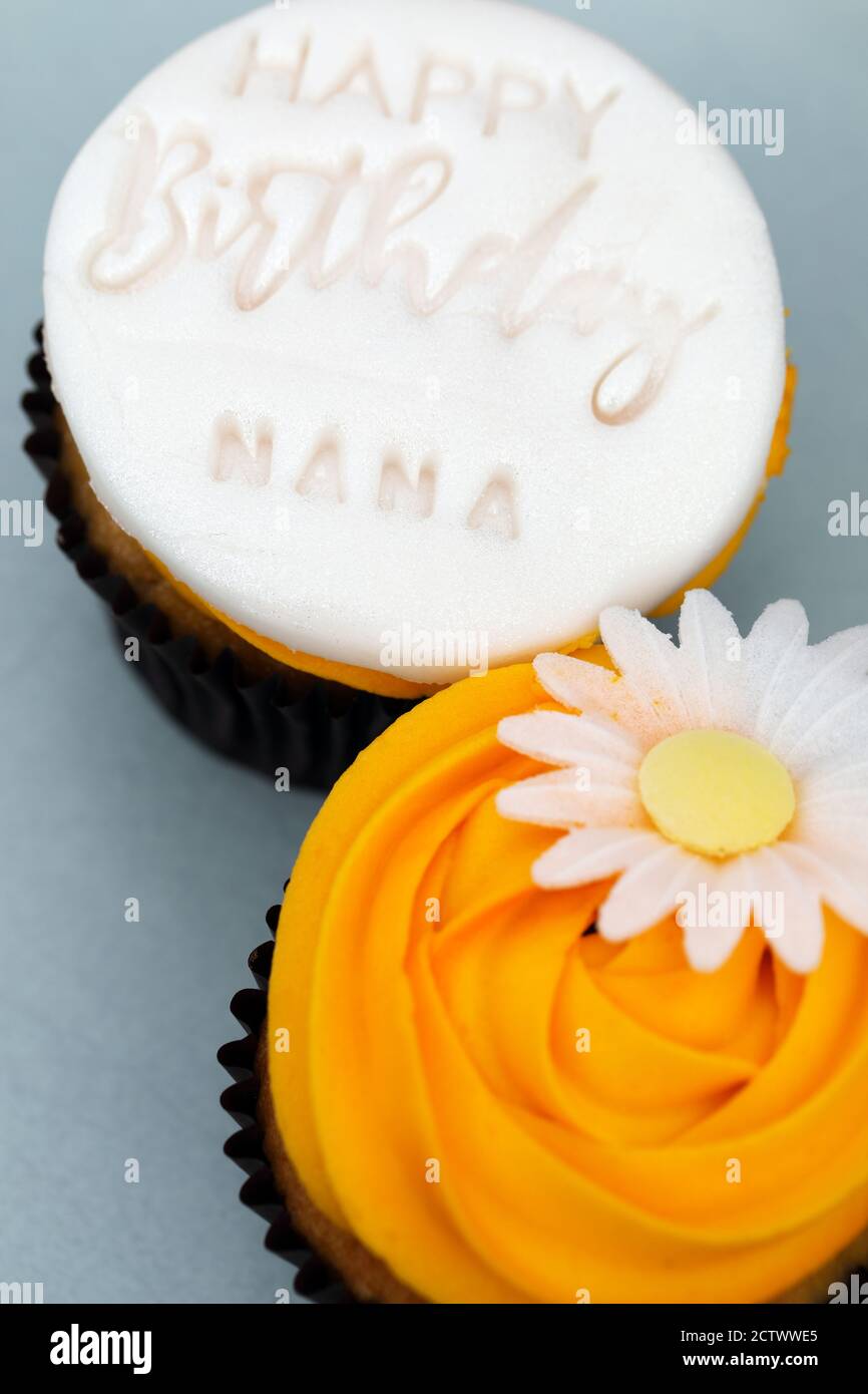 Alles gute zum Geburtstag Nana Cupcakes Stockfoto
