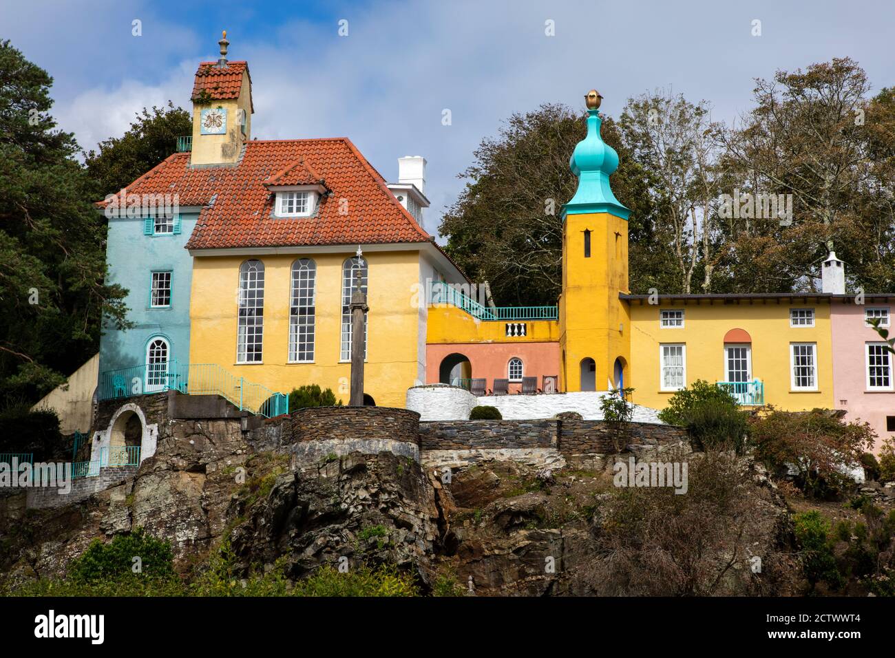 Ein Blick auf den schönen Chantry und Onion Dome im Dorf Portmeirion in Nordwales, Großbritannien. Stockfoto