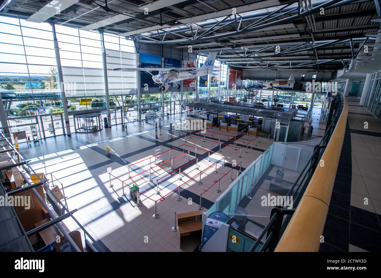 Laage, Deutschland. September 2020. Die leere Abflughalle des Flughafens Rostock-Laage. Quelle: Jens Büttner/dpa-Zentralbild/ZB/dpa/Alamy Live News Stockfoto
