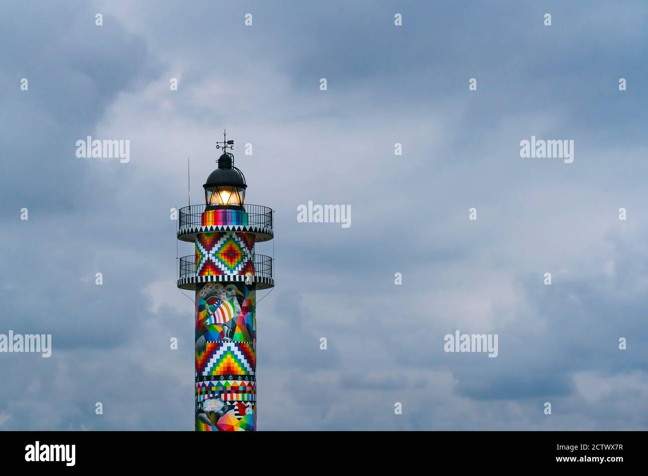 Cabo de Ajo Leuchtturm gemalt vom Maler Okuda San Miguel, spezialisiert auf Urban Art. Ajo, Bareyo Gemeinde, Kantabrien, Kantabrischen Meer, Spanien, Stockfoto