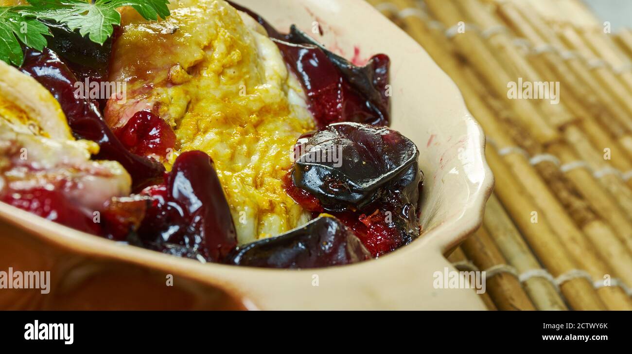 Kozani Huhn mit Pflaumen, Safran und Paprika, griechisch-makedonische Küche Stockfoto