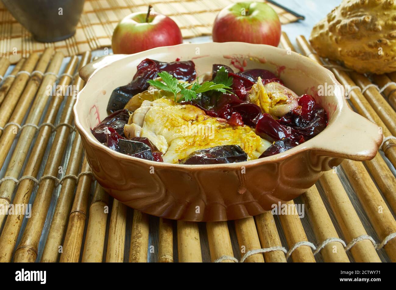 Kozani Huhn mit Pflaumen, Safran und Paprika, griechisch-makedonische Küche Stockfoto