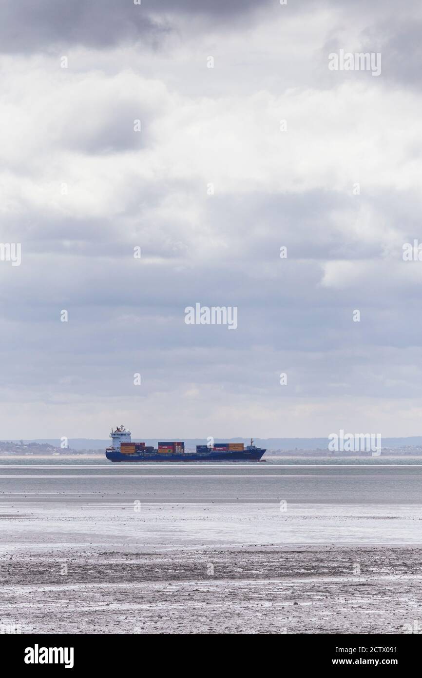 Kleines Containerschiff in die Themse Mündung vor Shoeburyness bestimmt für Tilbury Stockfoto