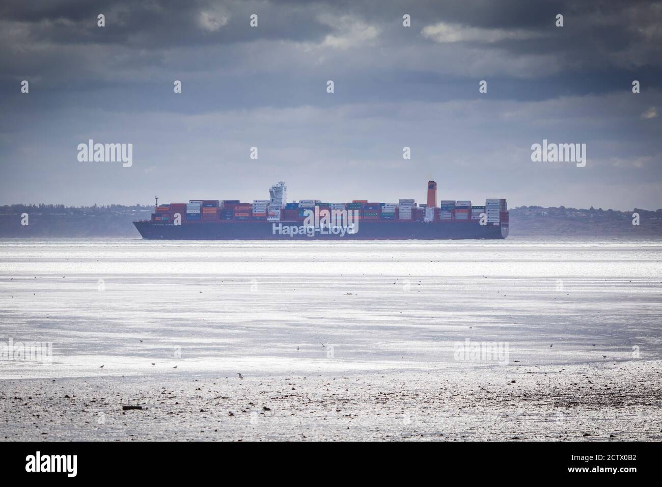 Das große Containerschiff startete vom London Gateway Port in Thames Mündung Stockfoto