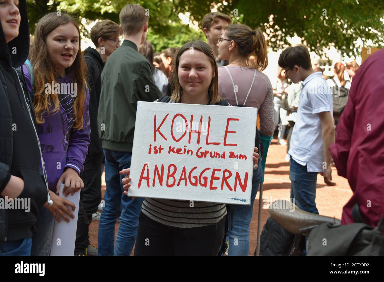 Teilnehmer mit ihren Postern an den Freitagen für zukünftige Demonstrationen Am Weltklimatag in Düsseldorf Stockfoto