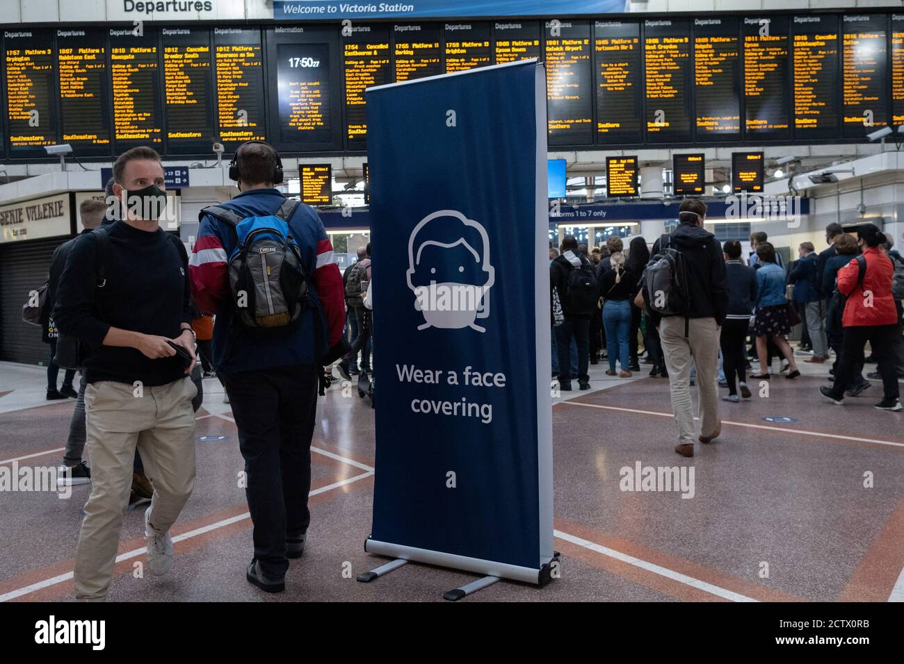 Ein großes Schild an der Bahnhofskabine von Victoria fordert Fahrgäste und Pendler auf, eine Gesichtsbedeckung zu tragen, wenn sie am 24. September in London, England, im öffentlichen Nahverkehr der Hauptstadt unterwegs sind. Nach einem plötzlichen Anstieg der Covid-Infektionsrate, einem vorhergesagten „zweiten Anstieg“, werden von der Regierung wieder neue Beschränkungen eingeführt. Nur diejenigen, die medizinische oder psychologische Probleme haben, sind vom Tragen einer Gesichtsbedeckung befreit, obwohl £200 Geldstrafen für diese missachten Regeln vorhanden sind. Stockfoto