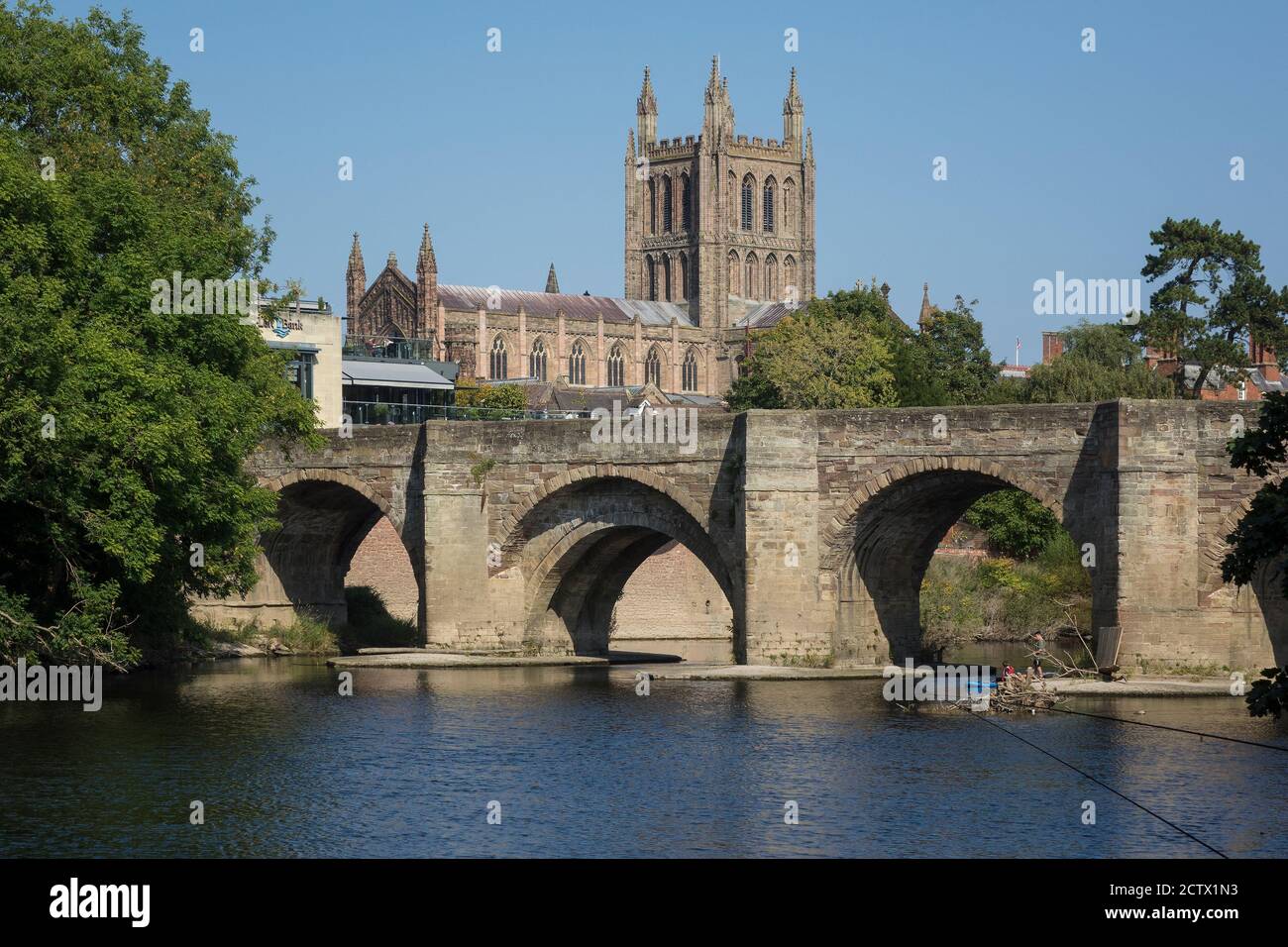 England, Herefordshire, Hereford, Kathedrale, alte Brücke und Fluss Wye Stockfoto