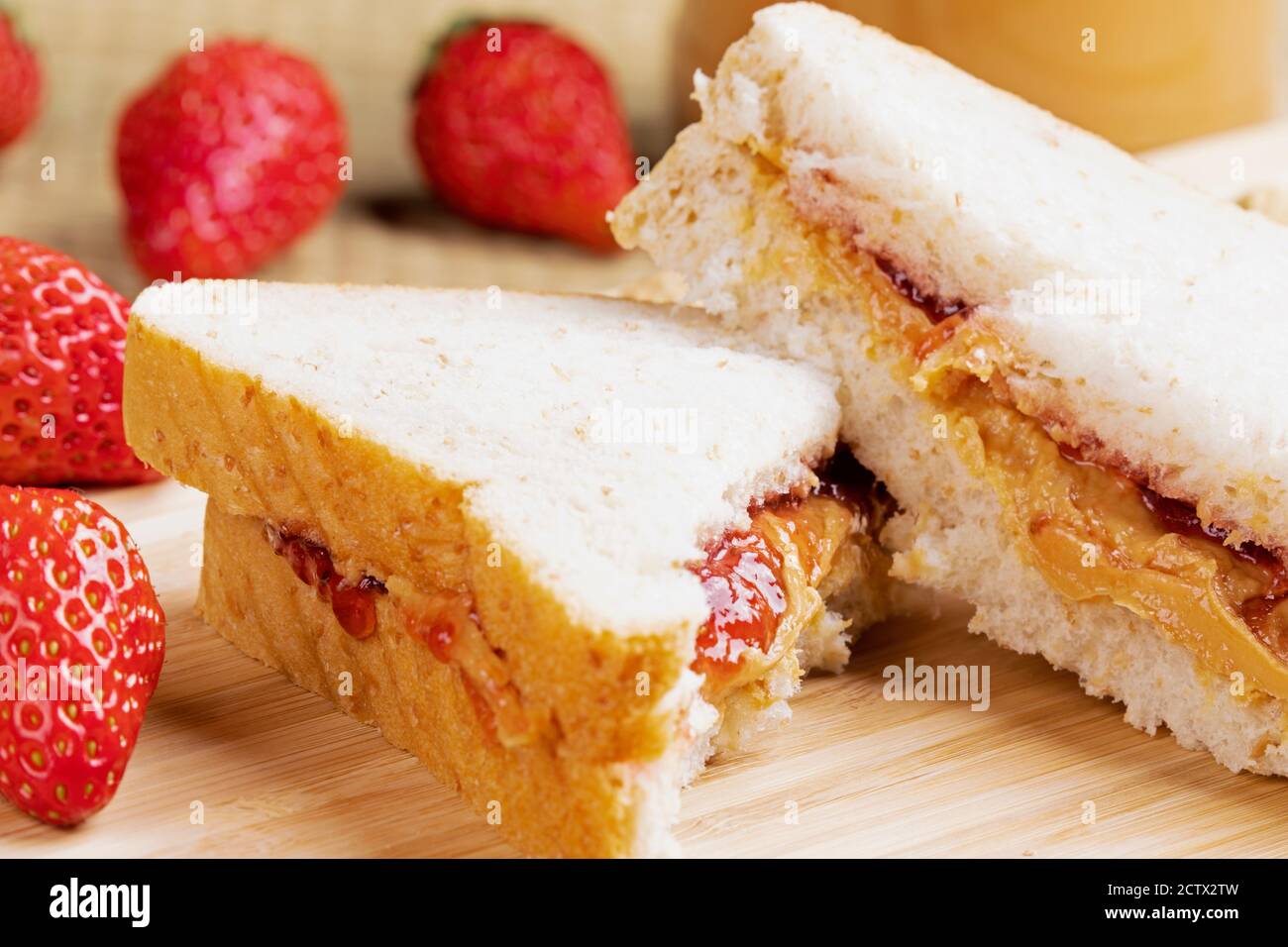 Ein schmackhaftes leckeres Erdnussbutter und Marmelade Sandwich auf einem Holzhintergrund Stockfoto