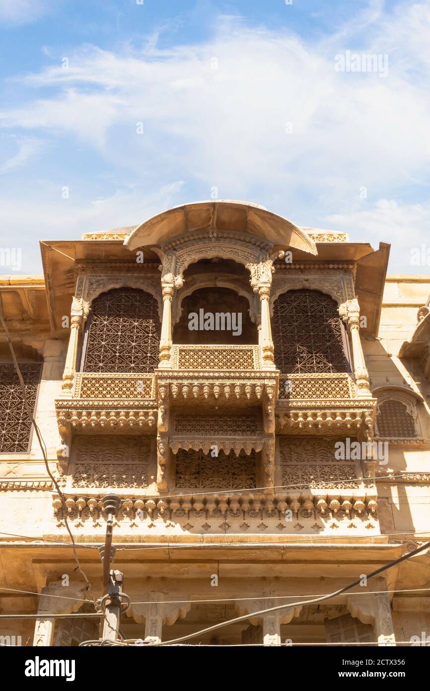 Jaisalmer, Rajasthan, Indien- Feb 17,2020.EINE Außenansicht EINES geschnitzten Balkons eines Haveli mit im Goldenen Fort im Portrait-Modus Stockfoto