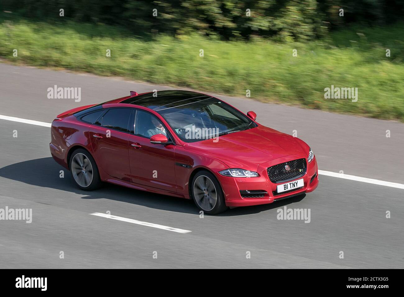 B1TNY 2016 Jaguar XJ R-Sport V6 D Auto Red Car Limousine Diesel Fahren auf der Autobahn M6 in der Nähe von Preston in Lancashire, Großbritannien. Stockfoto