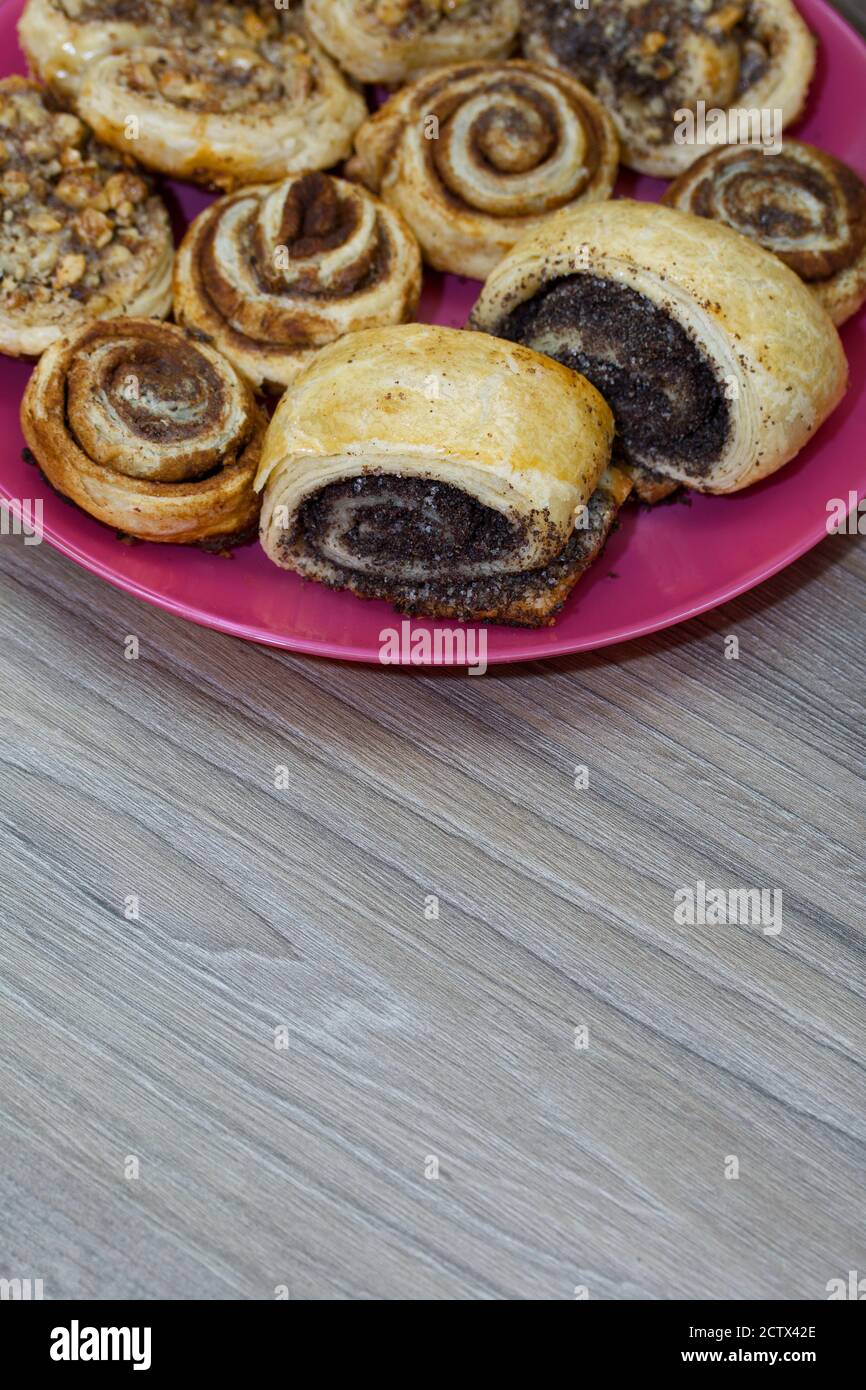 Gebackene Brötchen gefüllt mit Mohn, Zimt und Walnüssen. Auf einen ...