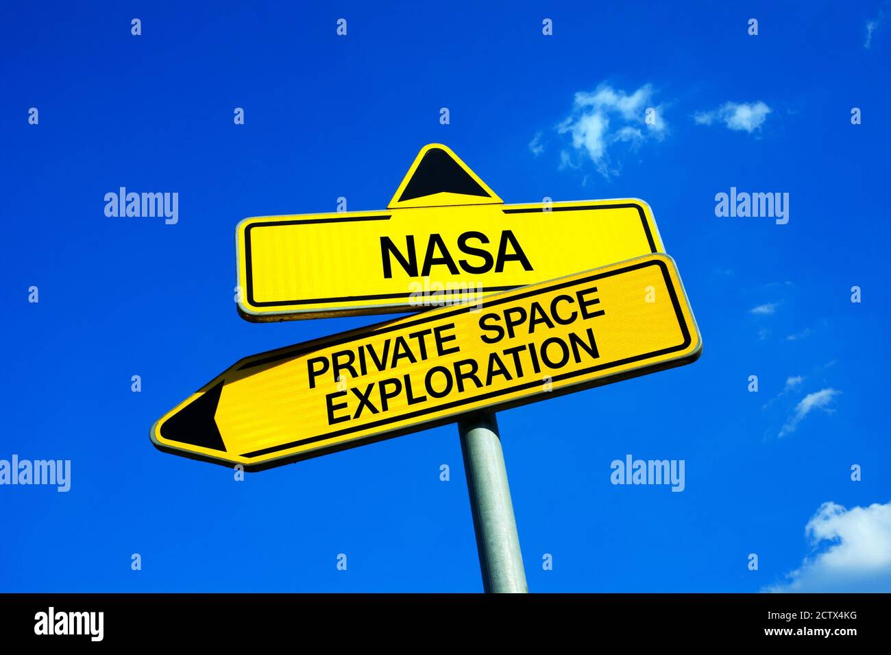 NASA oder Private Space Exploration - Verkehrsschild mit zwei Optionen - Raumfahrt und Raumfahrt organisiert und von der Regierung entwickelt Im Vergleich zu Innovationen Stockfoto