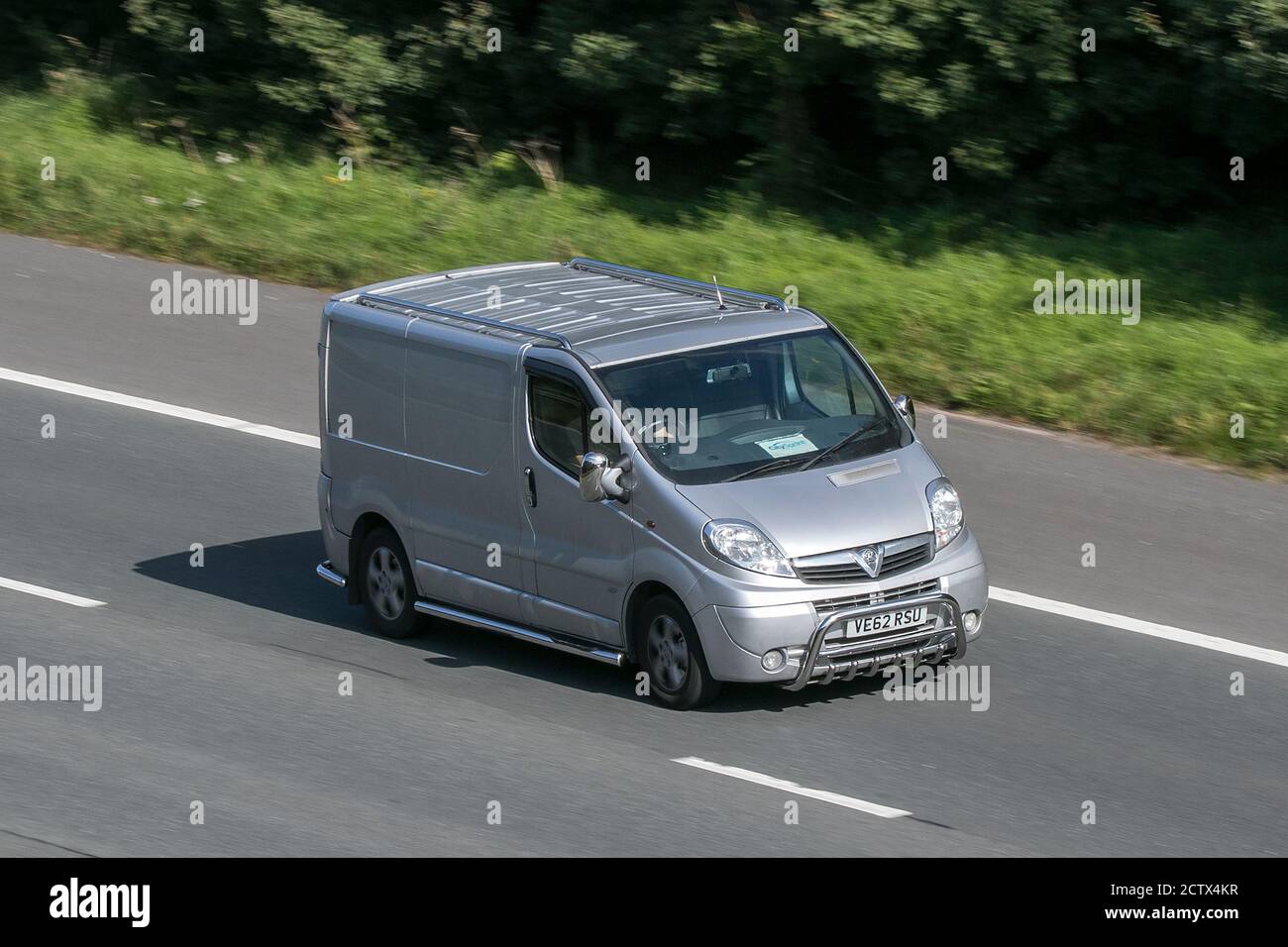 2012 Vauxhall Vivaro 2700 Sportlicher CDTI SWB Silber LCV-Panel Van Diesel Fahren auf der Autobahn M6 bei Preston in Lancashire, Großbritannien. Stockfoto