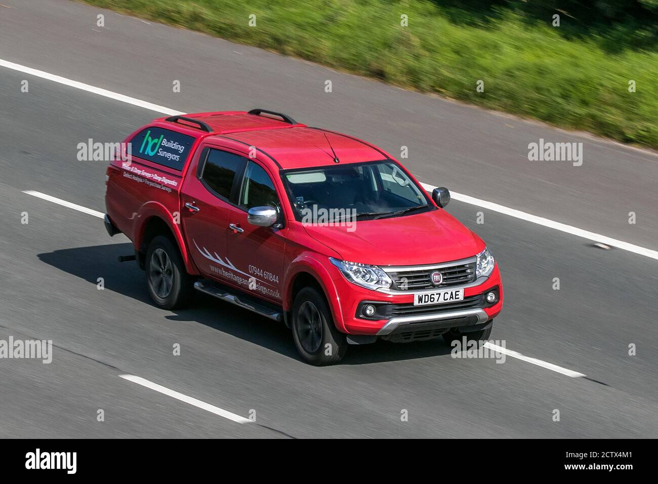 2017 Fiat Fullback LX 4X4 Auto Rot LCV Doppelkabine Pick up Diesel Fahren auf der Autobahn M6 in der Nähe von Preston in Lancashire, Großbritannien. Stockfoto