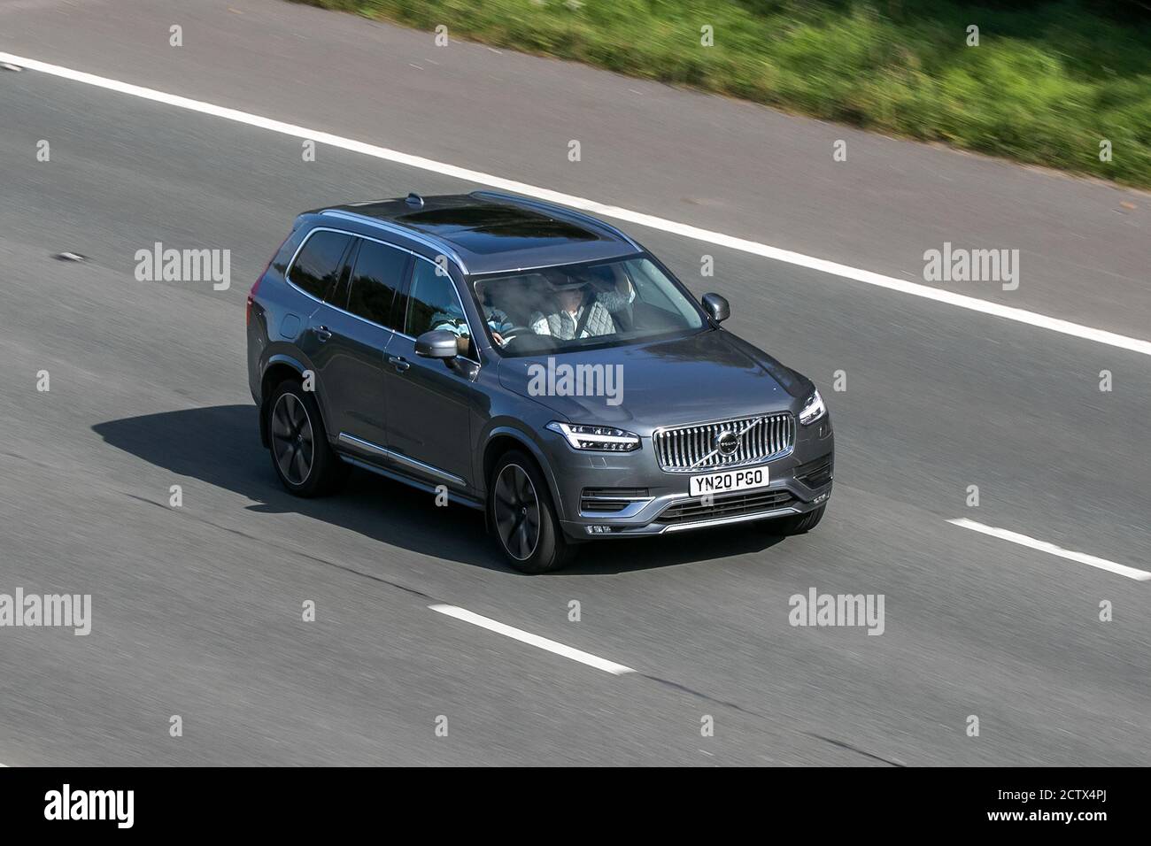 2020 grauer Volvo XC90 Inschrift pro B5 A; Fahrt auf der Autobahn M6 in der Nähe von Preston in Lancashire, Großbritannien. Stockfoto