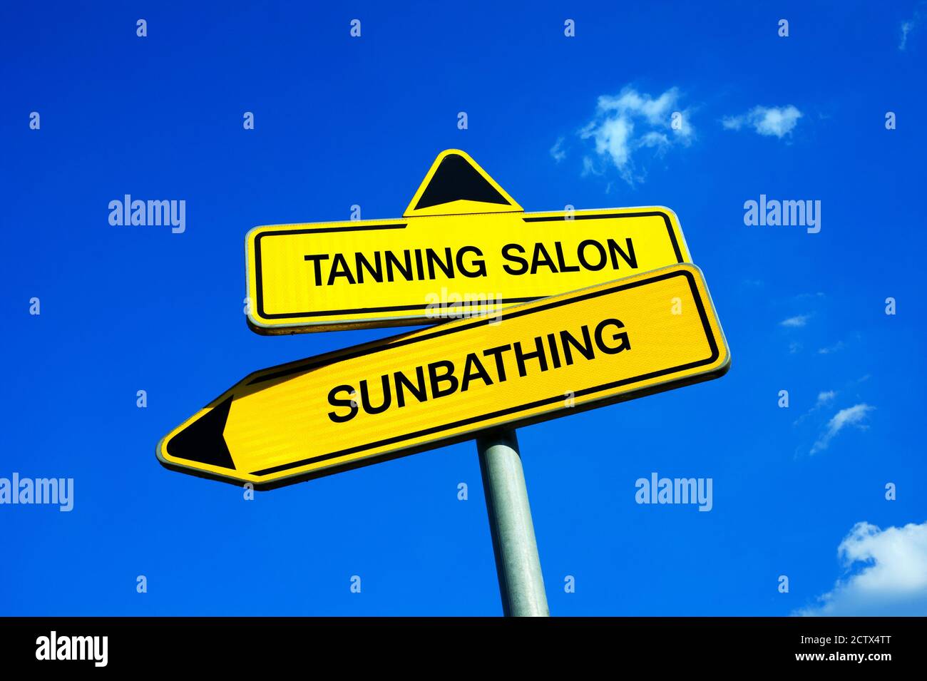 Sonnenstudio oder Sonnenbaden - Verkehrsschild mit zwei Optionen - natürliche Sonneneinstrahlung vs UV-Strahlung in Sonnenbank ausgesetzt. Frage der hea Stockfoto