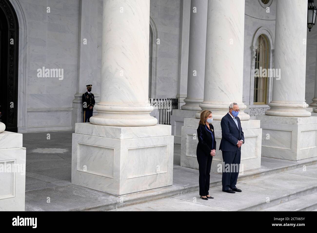 Washington, Vereinigte Staaten Von Amerika. September 2020. Sprecherin des Repräsentantenhauses der Vereinigten Staaten, Nancy Pelosi (Demokratin von Kalifornien), Und der Minderheitsführer des Senats der Vereinigten Staaten, Chuck Schumer (Demokrat von New York), steht an der Spitze der Treppe des US-Kapitols, während sie die Ankunft der Justizschatulle Ruth Bader Ginsburg in Washington am Freitag, den 25. September 2020 erwarten. Quelle: Alex Brandon/Pool via CNP Quelle: dpa/Alamy Live News Stockfoto