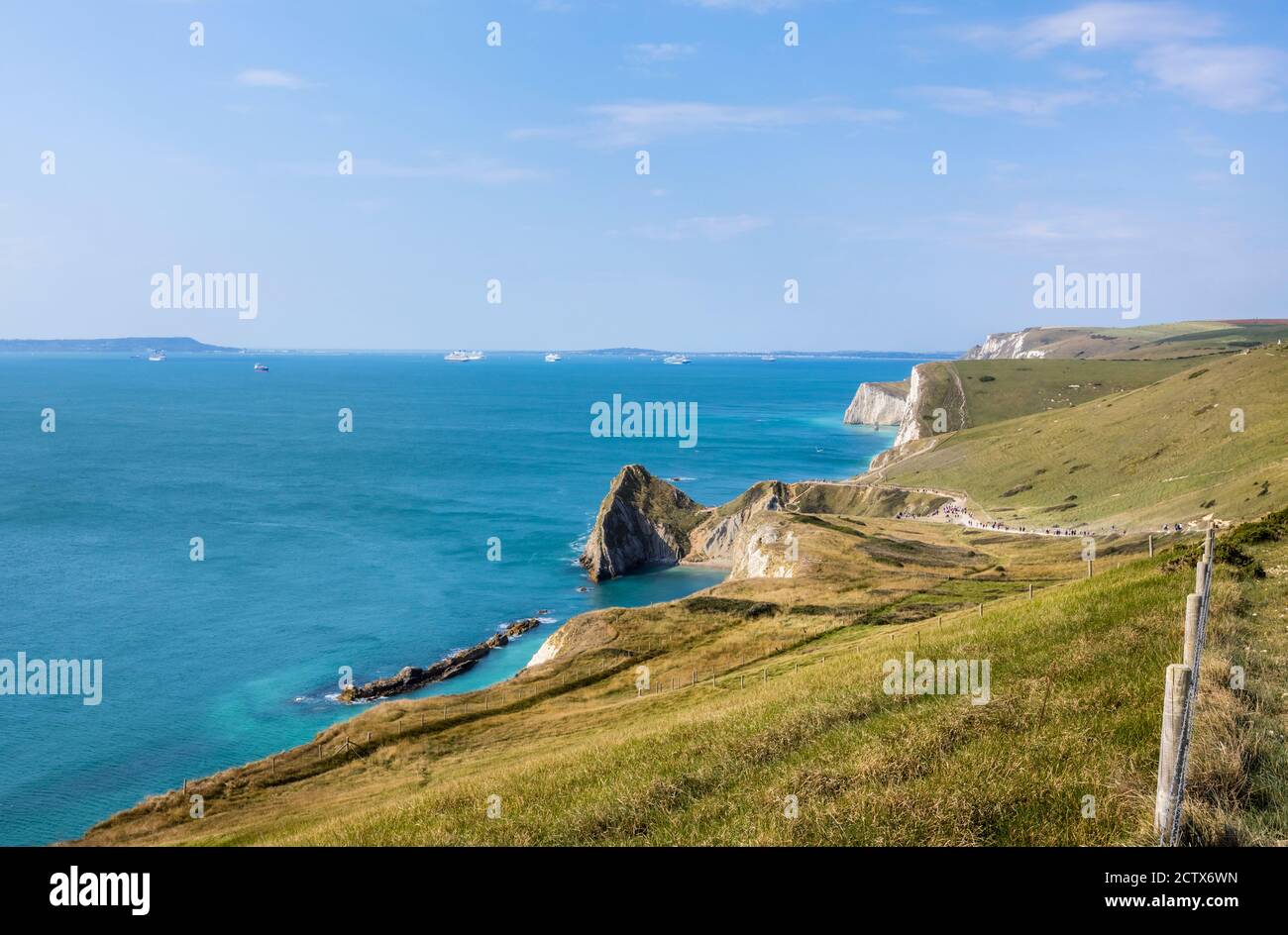 Panorama-KüstenklippenDraufsicht vom South West Coast Path Von Lulworth Cove bis Durdle Door an der Jurassic Coast Weltkulturerbe in Dorset Stockfoto