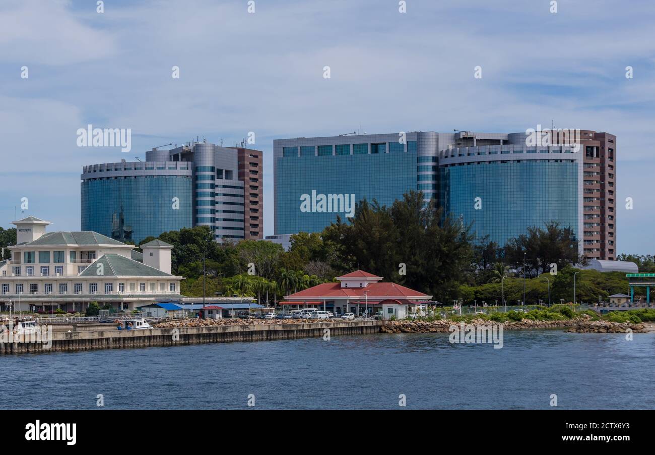 Labuan, Malaysia: Das Labuan International Business and Financial Center (IBFC) vom Meer aus gesehen. Es ist eine besondere Wirtschaftszone der malaysischen Regierung Stockfoto