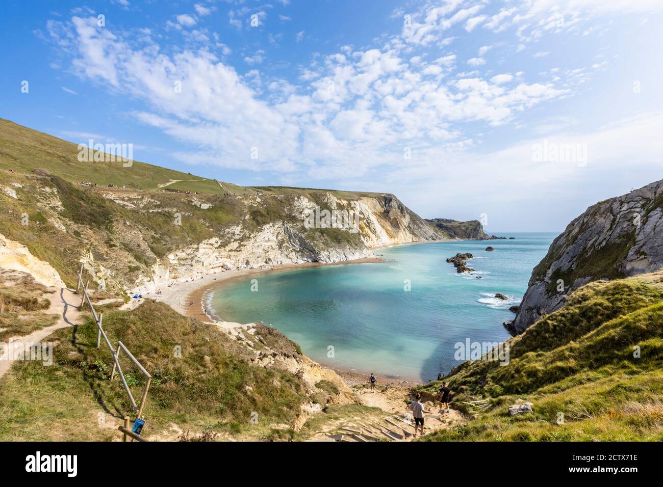 Panorama-KüstenklippenDraufsicht auf man O'war Bay an der malerischen Küste der zum Weltkulturerbe gehörenden Jurassic Coast bei Durdle Door in Dorset, SW England Stockfoto