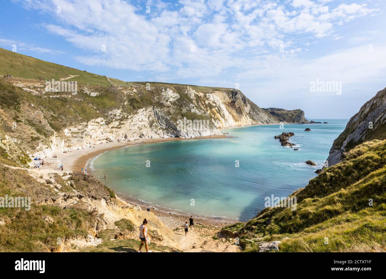 Panorama-KüstenklippenDraufsicht auf man O'war Bay an der malerischen Küste der zum Weltkulturerbe gehörenden Jurassic Coast bei Durdle Door in Dorset, SW England Stockfoto